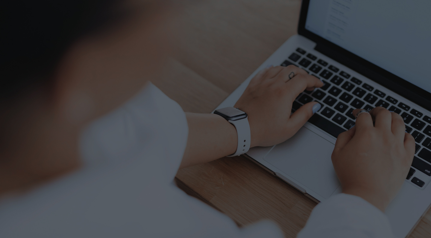 Dłoń na klawiaturze