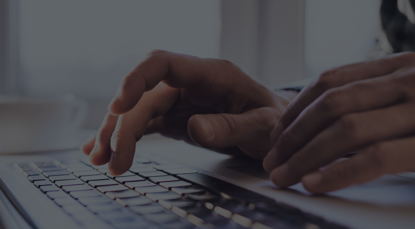 Dłoń na klawiaturze